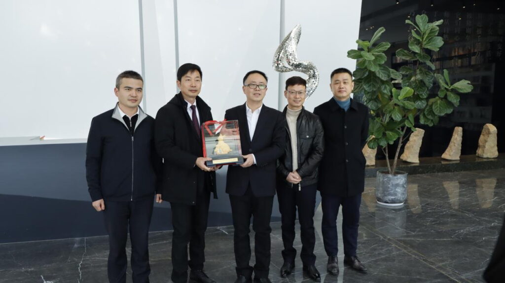 樂(lè)清市人民政府戴旭強(qiáng)市長(zhǎng)一行蒞臨我司開(kāi)展“樂(lè)商之春”慰問(wèn)